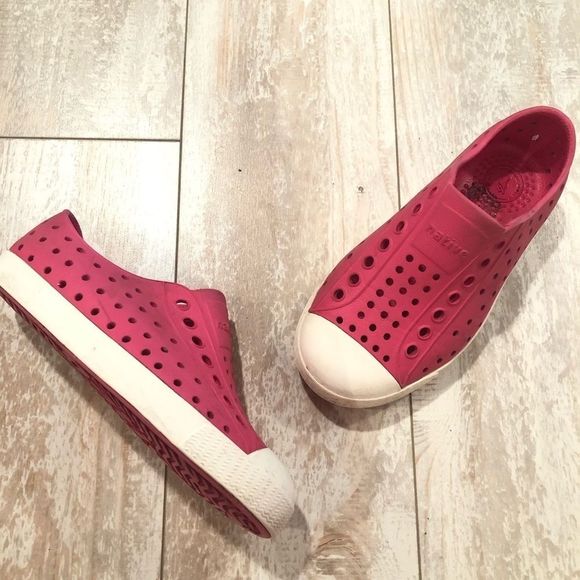 Native Jefferson water shoes slip on pink kids size 10